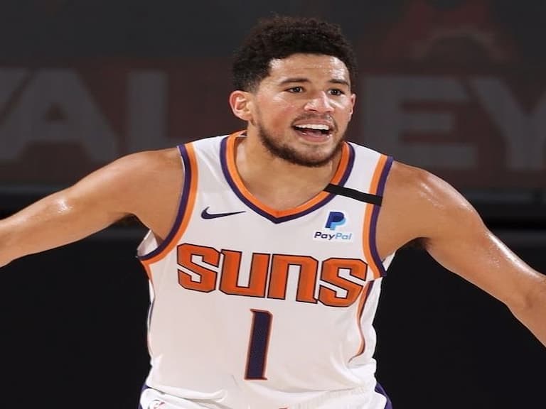 球場情場皆得意！Booker 率領太陽狂掃 6 連勝，賽後與 Kendall Jenner 高調放閃