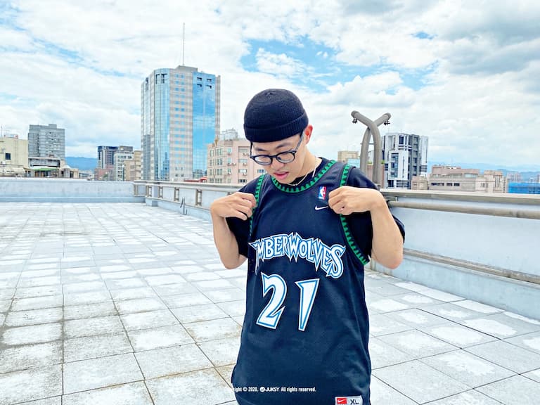 想當運動帥哥？那一定要懂穿 NBA 球衣！編輯示範球衣穿搭術，復刻版、熱身外套一次穿給你看！