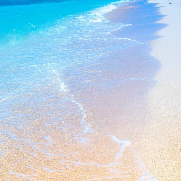 好浪漫！日本沖繩「彩虹漸層沙灘」絕美，紫粉色沙地配上藍天白雲引人少女心噴發！