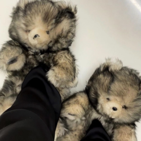 超爆 Q！Vetements 發表超天價「泰迪熊玩偶」拖鞋，網友：「看完售價後一點也不可愛！」