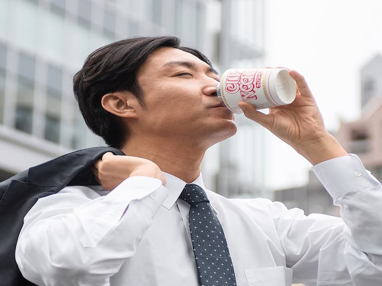 莫名想要!日本日清拉麵推出全新力作「泡麵保溫杯」,小巧尺寸讓你走到哪喝到哪~