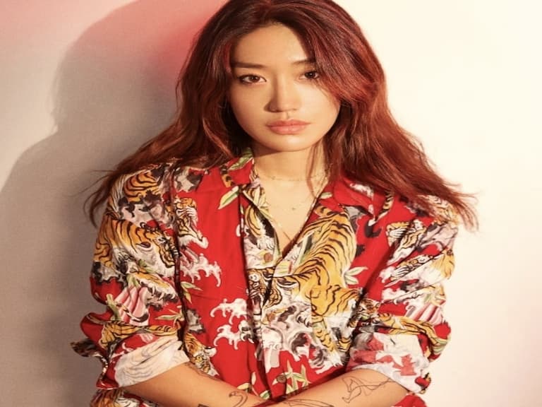 只知道 DJ SODA？時尚寵兒 DJ Peggy Gou 靠「這 3 樣」夏日百搭單品，讓 Virgil Abloh 都化身小迷弟！