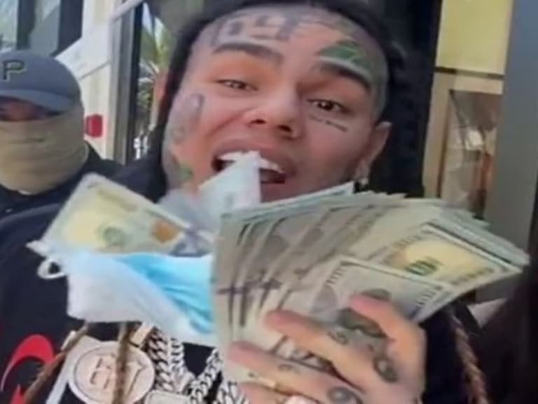 緬懷 Nipsey 曾當街遇刺！6ix9ine 在洛杉磯囂張撒錢，保鑣穿「防彈背心」嚴陣以待！
