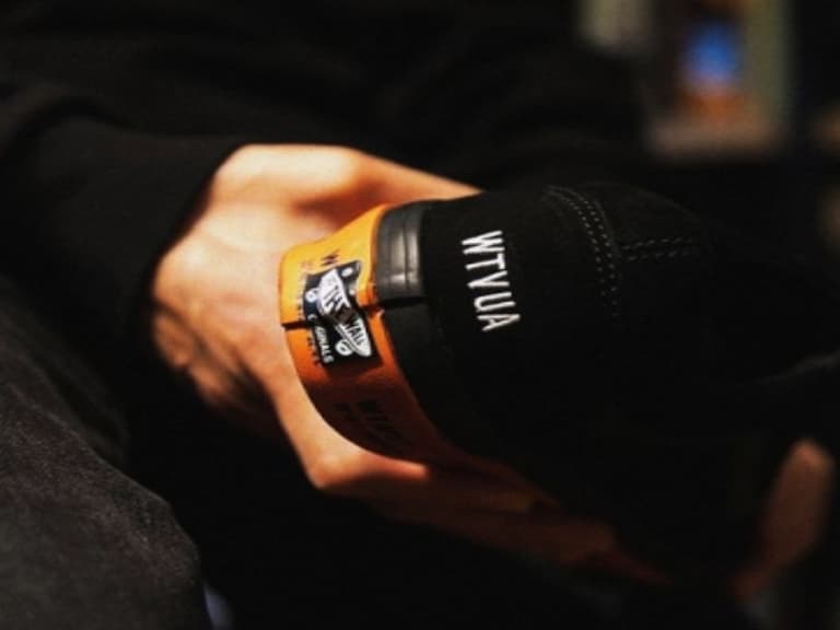 絕對買爆！WTAPS x Vans 合作新品「高清」三款釋放，鞋迷：「後跟美尻字樣真的太勸敗！」