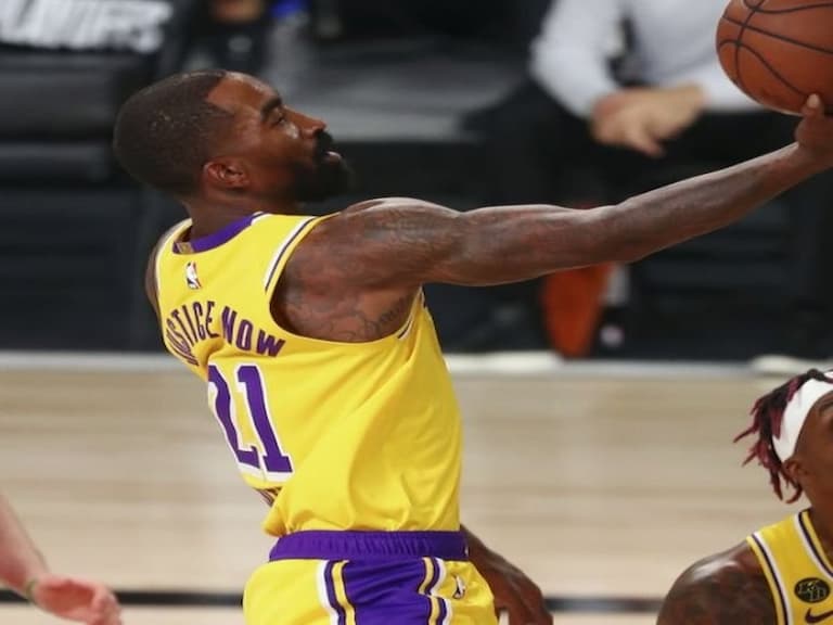 詹皇看得呵呵笑!「神經刀」JR Smith 首次亮相就砍 11 分,湖人 23 分痛宰拓荒者