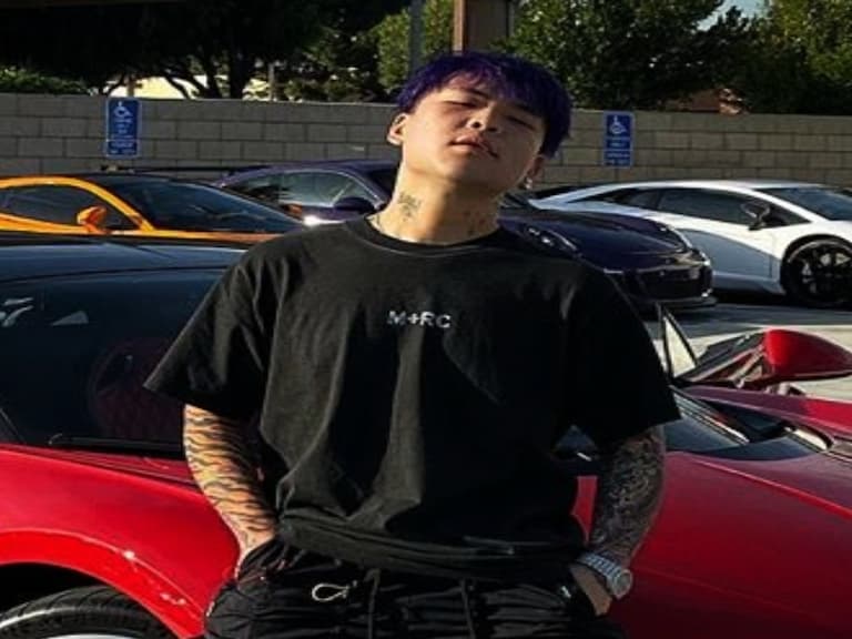 根本球鞋 CEO！《說唱新世代》導師 KnowKnow 腳踩 Travis Scott、CLOT 黑絲綢，更高兄弟真的炸！