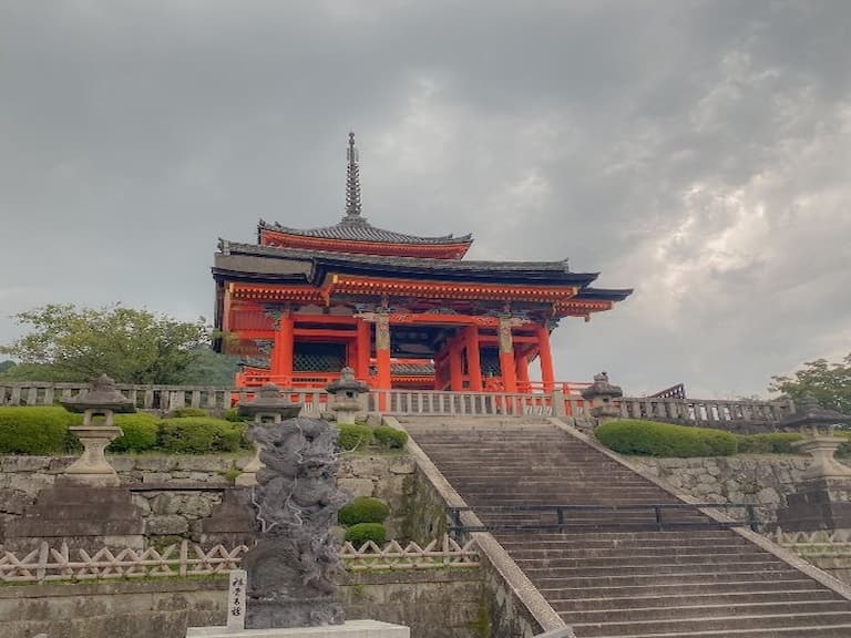 以前每次去人潮擠爆！京都名勝「清水寺」現在空無一人，網友大喊羨慕「拍照好爽」！