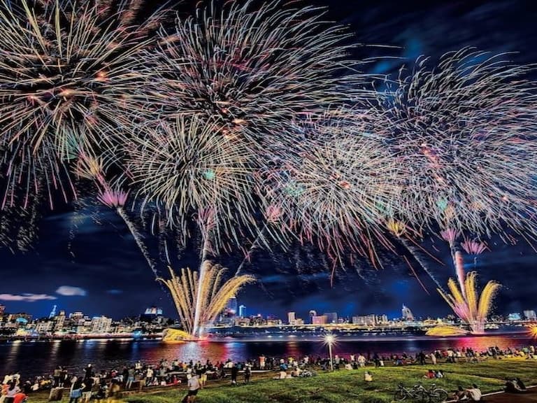 淡水漁人碼頭、大稻埕七夕煙火延到「這天」施放！本週末不可錯過的 4 場盛大煙火秀，快約一發啦！