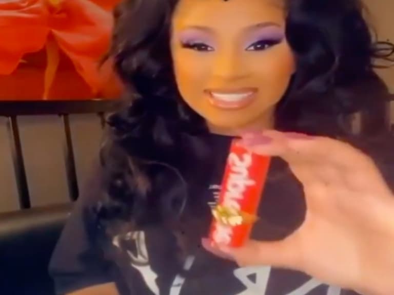 全世界第一位開箱 Supreme 口紅的女藝人!Cardi B 試用心得超嗆辣:「我想塗在我的 Pu#$y 上!」