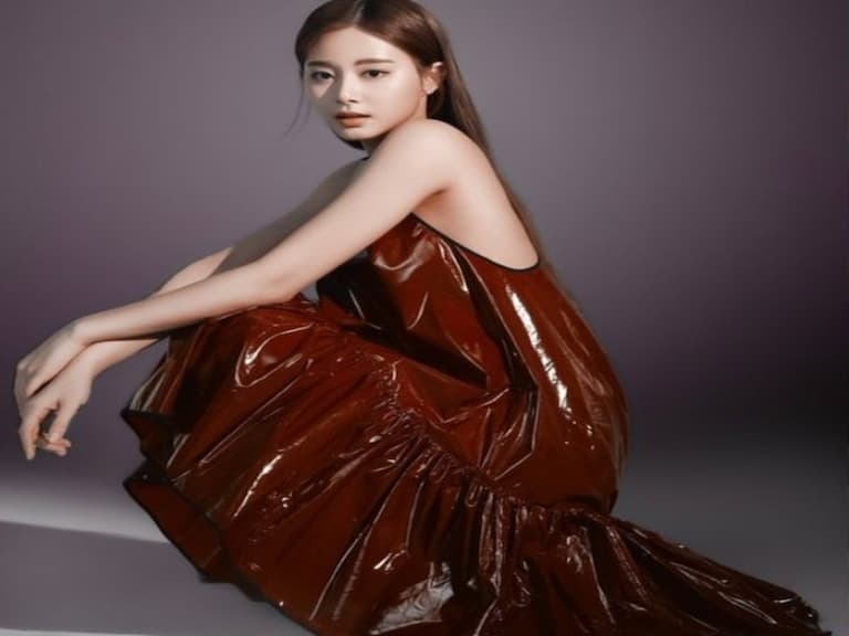 老婆好辣！TWICE 周子瑜罕見曬泳裝照「性感美尻」引暴動～火辣身材靠「按出來的」！？