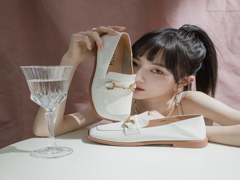 欸,你這樣穿 #怪美的!MISS 21用歪型楦頭顛覆設計:「J 個比美戰場,我可沒打算讓步!」