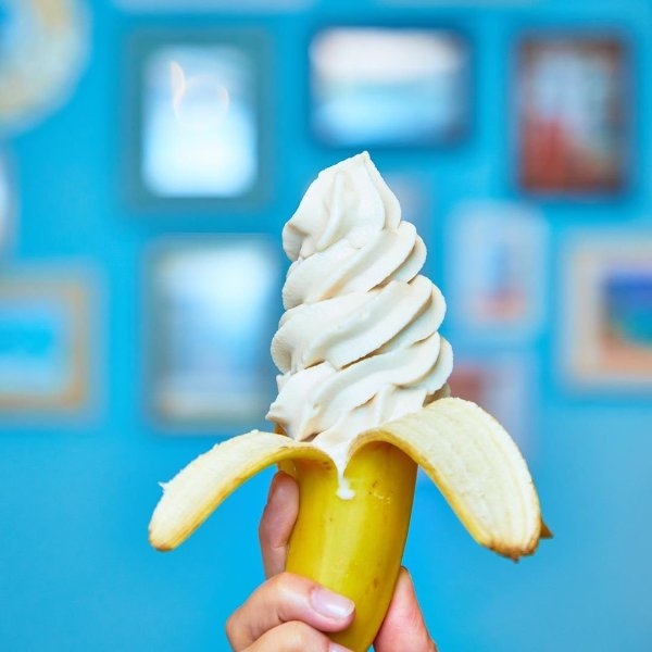 暗示性滿滿！日本咖啡廳推出「整根香蕉冰淇淋」越看越害羞，網友：這才是正港的香蕉冰