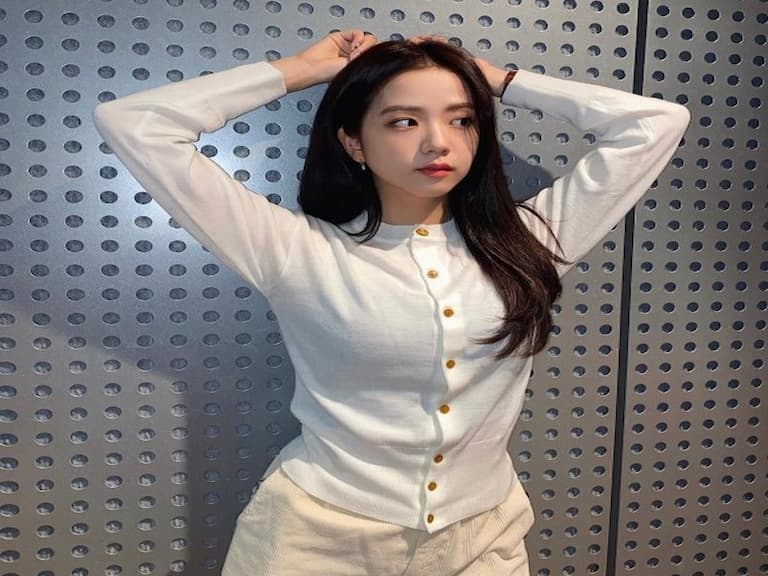 快去翻奶奶的衣櫃!Kendall、Jisoo 都在穿的「奶奶衫」怎麼穿不土氣一篇教會妳!