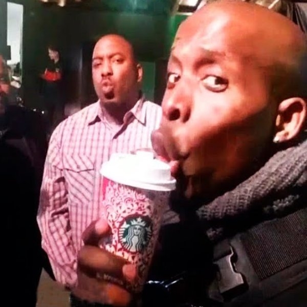 黑人遇到美國警察時如何自保？萬用爆笑妙招：「拿一杯星巴克啜飲，一秒變好人！」