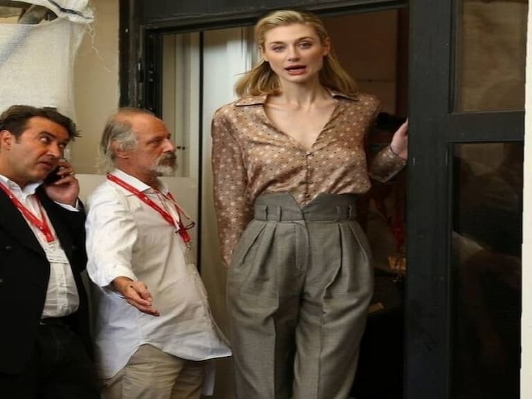 根本是進擊的巨人!《TENET 天能》身高 190 公分女主 Elizabeth Debicki 與一般人的誇張對比!