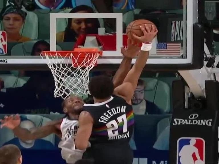 扯爆！Kawhi Leonard「用中指」賞給 Murray 一記大火鍋，快艇 6 分差擊碎金塊