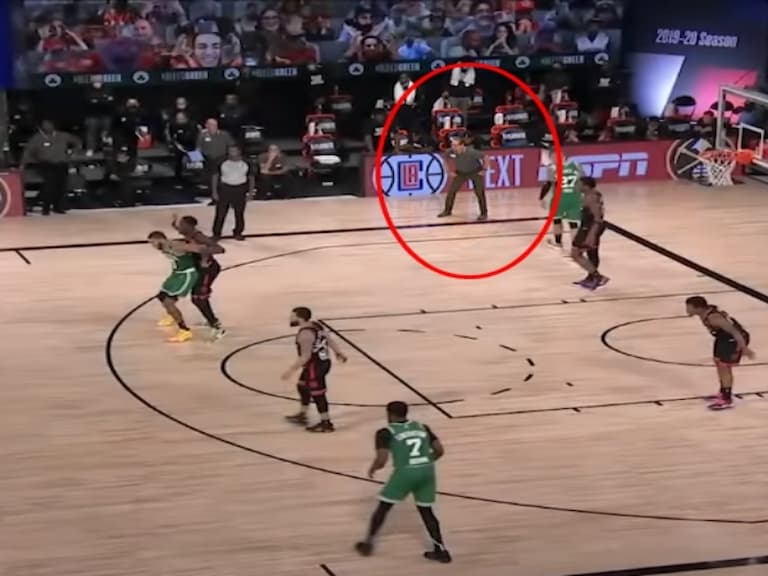 NBA 高砂一馬是你！暴龍總教練在底線假裝要球成功騙到 Tatum，球迷：本季最強戰術