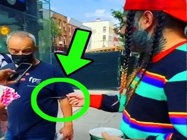 大家不買我就免費送!6ix9ine 卑微上街頭發專輯,凶狠 Rapper 慘遭大叔拒絕!