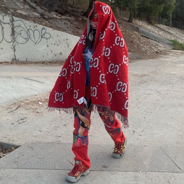 她就是前衛！Billie Eilish「全身紅 Gucci」時尚新造型，酷帥街頭風再度風靡粉絲！