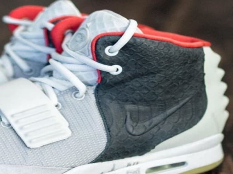 屌虐紅鷹！Nike Air Yeezy 2「全球唯一」三鷹合體無碼釋出，網友：「這雙才配叫神鞋啊！」