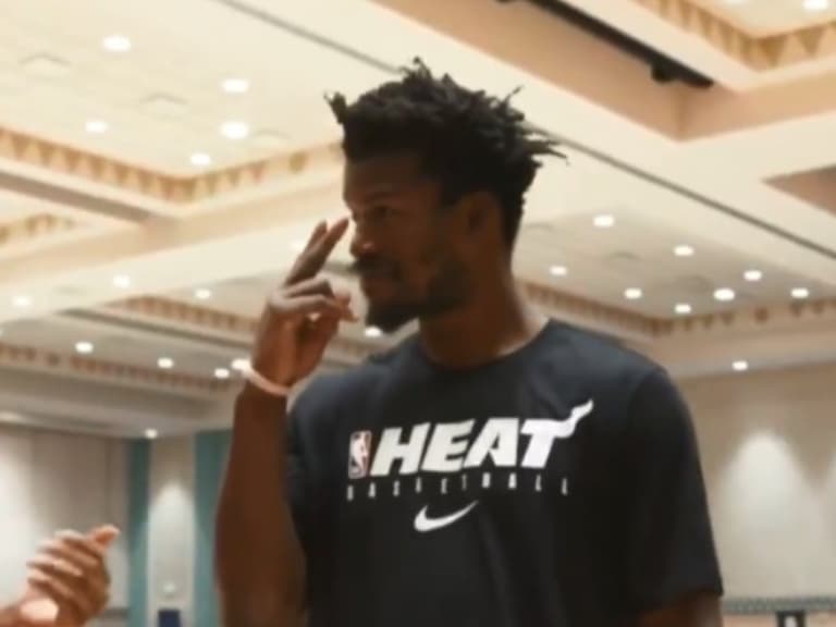 真的是士官長!隊友唱生日歌 Jimmy Butler 命令「看著他唱」,網友:以為在唱軍歌