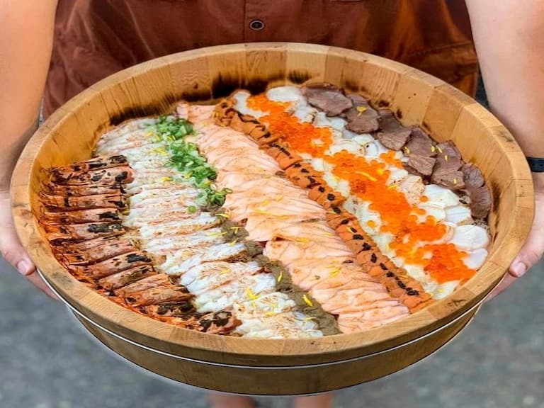 台南人吃丼飯都用臉盆裝?!台南 3 家超浮誇日式料理推薦,木盆咖哩、50 貫握壽司讓你吃到怕!