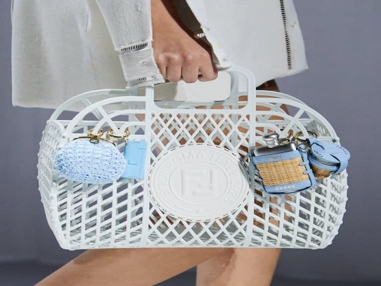 我的老天鵝，誰准你這麼可愛！Fendi 推出 20 款「巨實用廢物小包」，酒壺袋、AirPods 保護套全都超欠收！