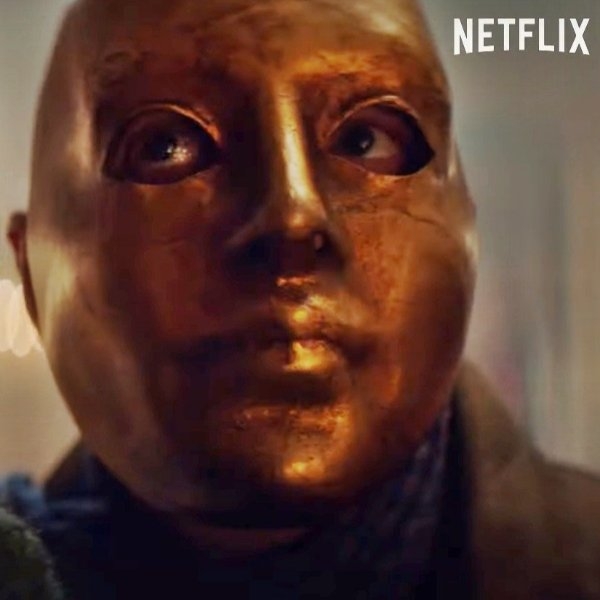 核災末日殘酷「人吃人」！Netflix 恐怖電影《食人劇場》下個月上線，想活就戴上面具！