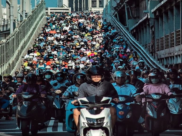 就是愛台灣！喬瑟夫高登李維曬出「台北機車瀑布」，向網友徵求台味特色面孔寫真！