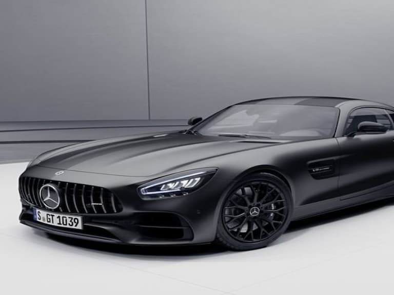 是男人都無法抗拒！全新賓士 AMG GT「隱匿黑」 霸氣亮相，挾帶 530 匹馬力簡直兇炸
