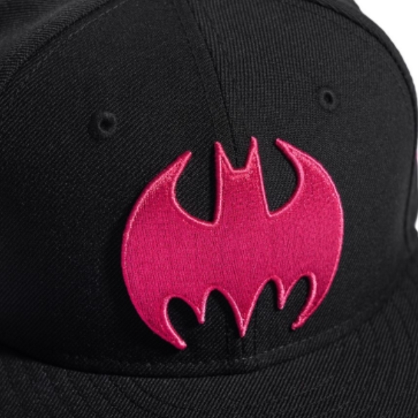竟找來天王周杰倫合作！瘦子E.so私下最愛的 New Era 聯手打造蝙蝠俠棒球帽，網友：「多賴床 10 鐘神器！」
