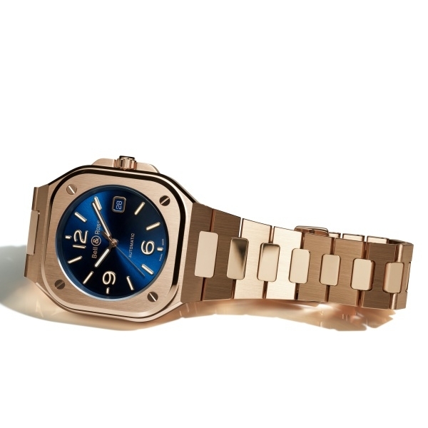 BR05 GOLD BLUE 最新玫瑰金錶款延續一體式線條設計，風格華貴優雅