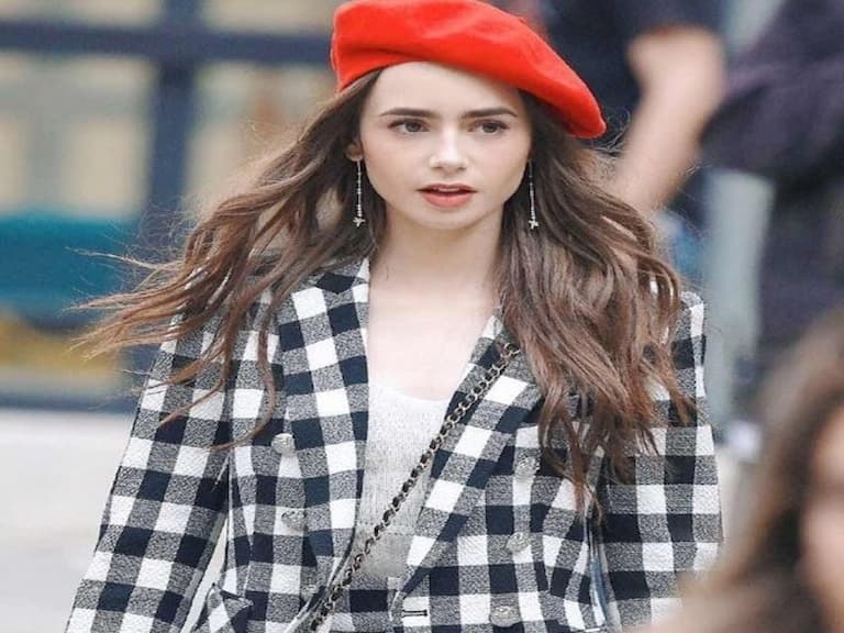法式優雅可以用妝的!《艾蜜莉在巴黎》(Emily in Paris) 莉莉·柯林斯(Lily Collins)「法式臉蛋」關鍵 3 招:全差在「這個」小細節!
