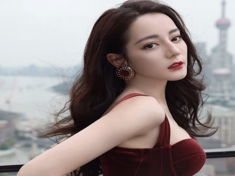 靠紅毯上熱搜第一人!回顧新疆女神「迪麗熱巴」3 大性感時刻,網友:隨便穿都完勝全場!