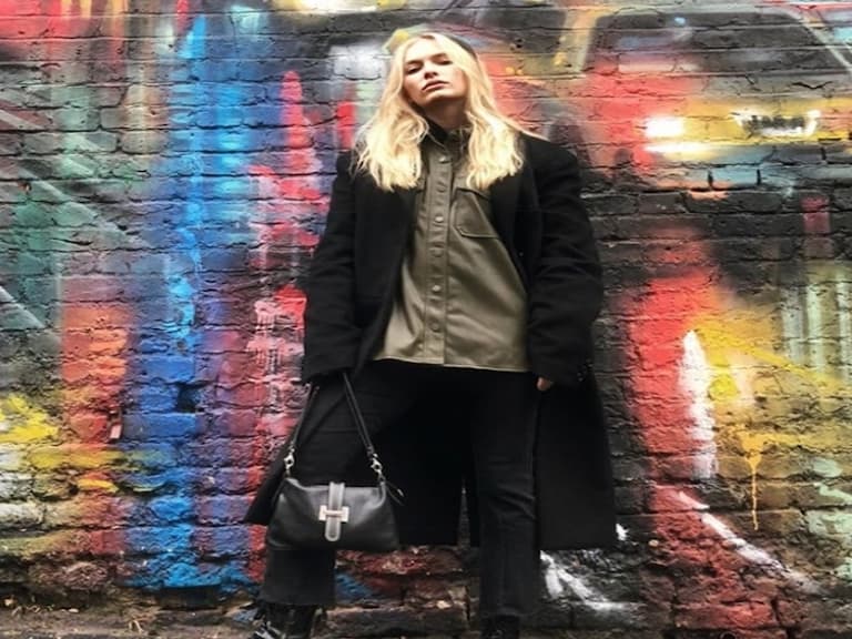 艾蜜莉的正妹閨蜜！《艾蜜莉在巴黎》（Emily in Paris）的 Camille Razat 私服也超吸睛！就靠「3 件單品」穿出氣勢爆棚 Look！