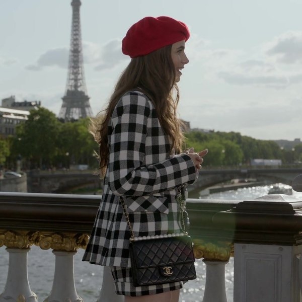 不只有香奈兒！《艾蜜莉在巴黎》（Emily in Paris）熱搜爆款包都幫你神出來了，網友：到底哪來這麼多名牌？