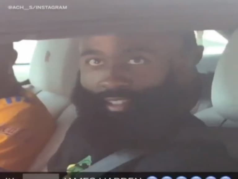 出門買飯吃!James Harden 開紅色勞斯萊斯現身得來速點餐,店員見到本人當場驚呆