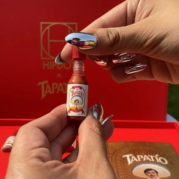 擦完直接辣到哭？墨西哥辣醬品牌 TAPATIO 推出一系列「彩妝品」～無辣不歡的人必收！