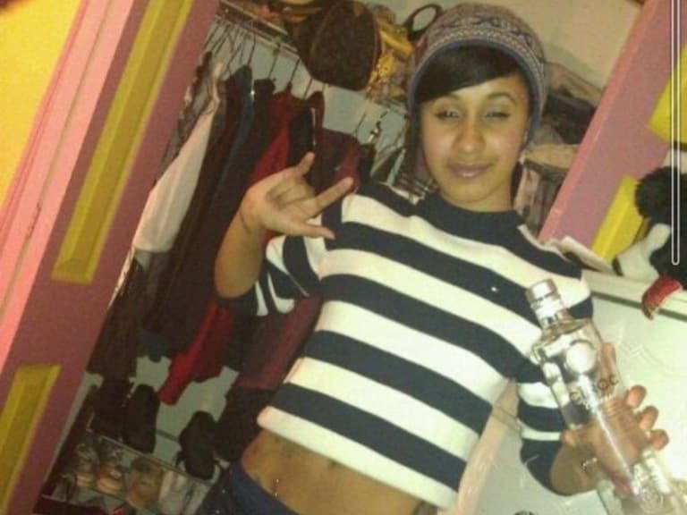 網友挖出 Cardi B 隆乳前的少女舊照，19 歲開始整形「罩杯狂升級」身材差距超大！