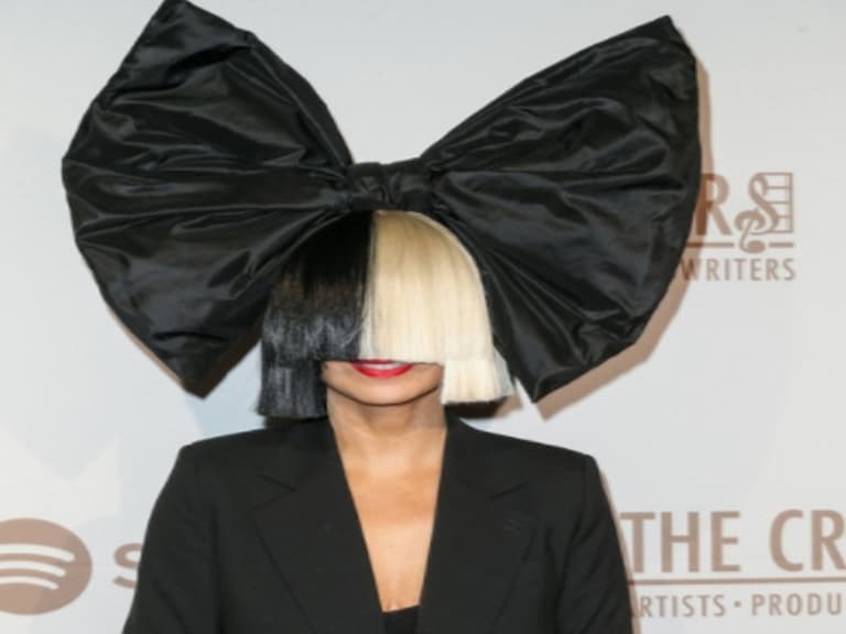 Sia 力挺強尼戴普才是受害者，勇敢嗆爆「超級富豪」伊隆馬斯克和 Amber Heard！
