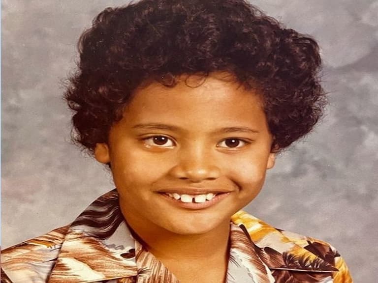 頭髮超多!巨石強森曝光 7 歲童年照,自嘲「他未來怎麼能當上世界最性感男人?」