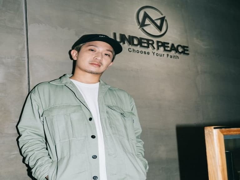 關於 UNDER PEACE 主理人－ Chris 的浪漫冒險：一切從自定義開始，跳脫舒適圈，從第一款服飾直至現在即將邁向第 15 年！