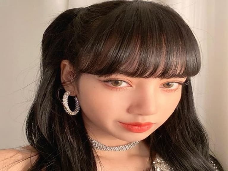可以打我踩我，但不能動我瀏海！BLACKPINK Lisa 的「鋼鐵瀏海」風多大都不動如山？秘密大公開！
