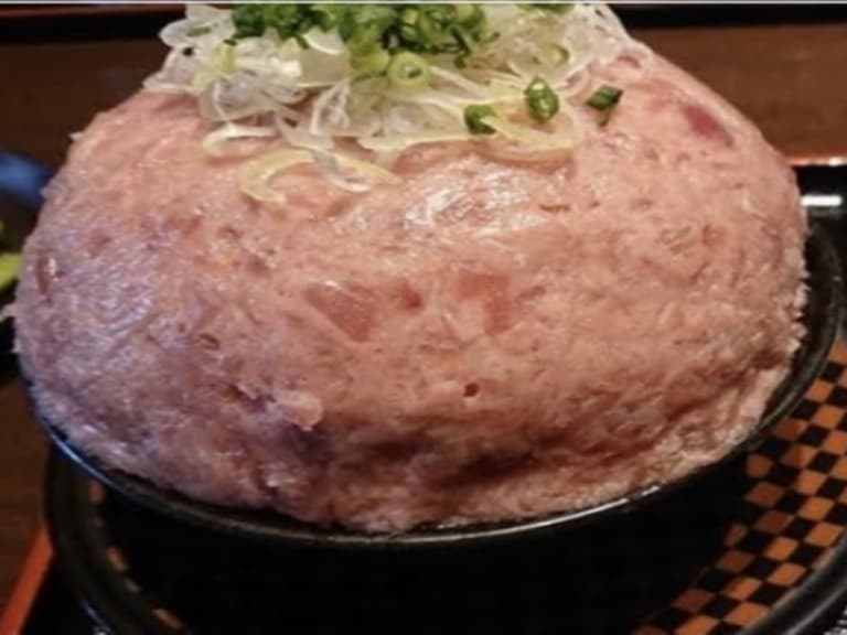 生魚片控看了都會怕!日本店家推出超巨「真男人的蔥花鮪魚丼」,1.1 公斤大份量讓你吃到吐!