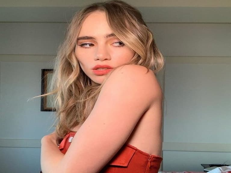 什麼魅力把走羅伯派汀森的心？未婚妻 suki waterhouse 的「空靈性感」關鍵全在細節裡！