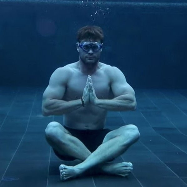 水底冥想帥翻！「雷神」克里斯漢斯沃曝光健身 App 新廣告，拍攝幕後其實很糗又狼狽⋯