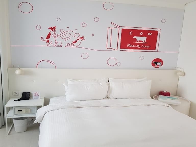 日本百年國民香皂--【牛乳石鹼】紅盒皂 變身台北女孩系時尚飯店「Hotelpoispois泡泡飯店」裝置藝術