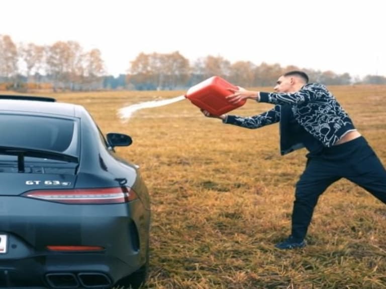 車迷慎入！俄羅斯超狂男子親手燒毀賓士 AMG GT 63 S，500 萬跑車當場變破銅爛鐵