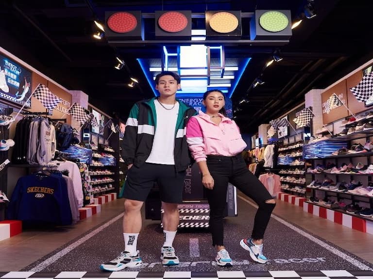 「韓流直送」SKECHERS 全台首間  N2 Plus  韓風概念店來了！ 辣模 Angelina、男神 Morris 展現超強穿搭實力  大玩復古潮流穿搭 PK！