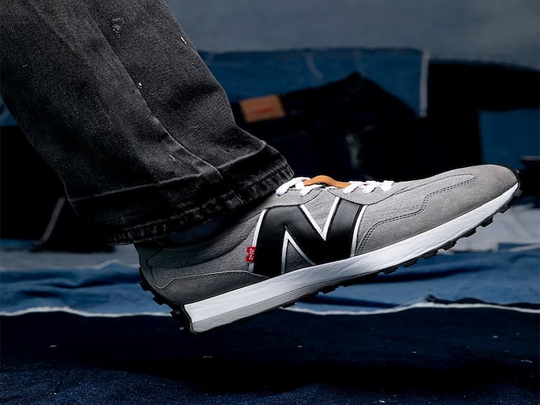 錢錢們真的抱歉！Levi's x New Balance 327 最新聯名球鞋曝光，鞋迷：「又被 NB 毒到⋯」